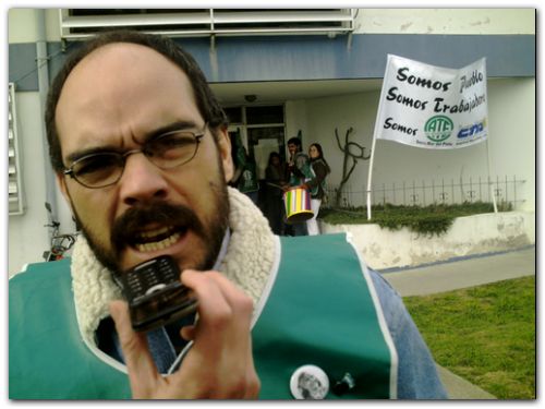 Los empleados municipales adheridos a ATE se manifestaron frente al Nosocomio local.